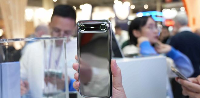 MWC 2025：8个超酷的科技产品！太阳能充电LiFi宠物智能手机(图7)