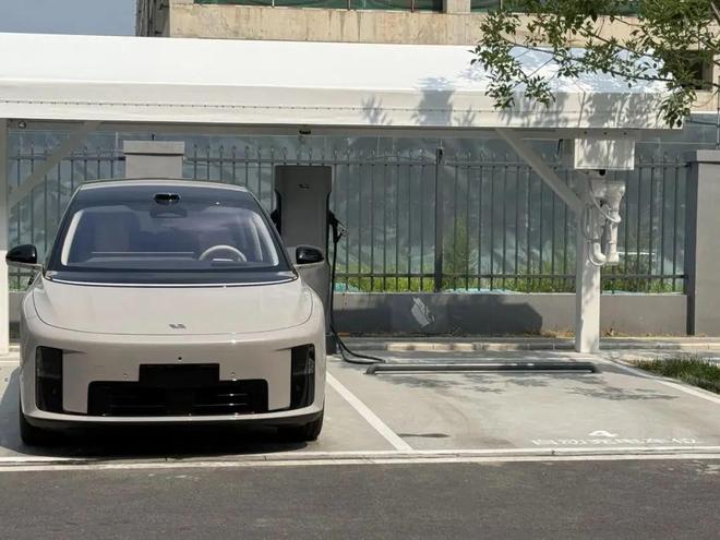 滨湖企业携手理想汽车发布全球首款“充电机器人”！(图1)