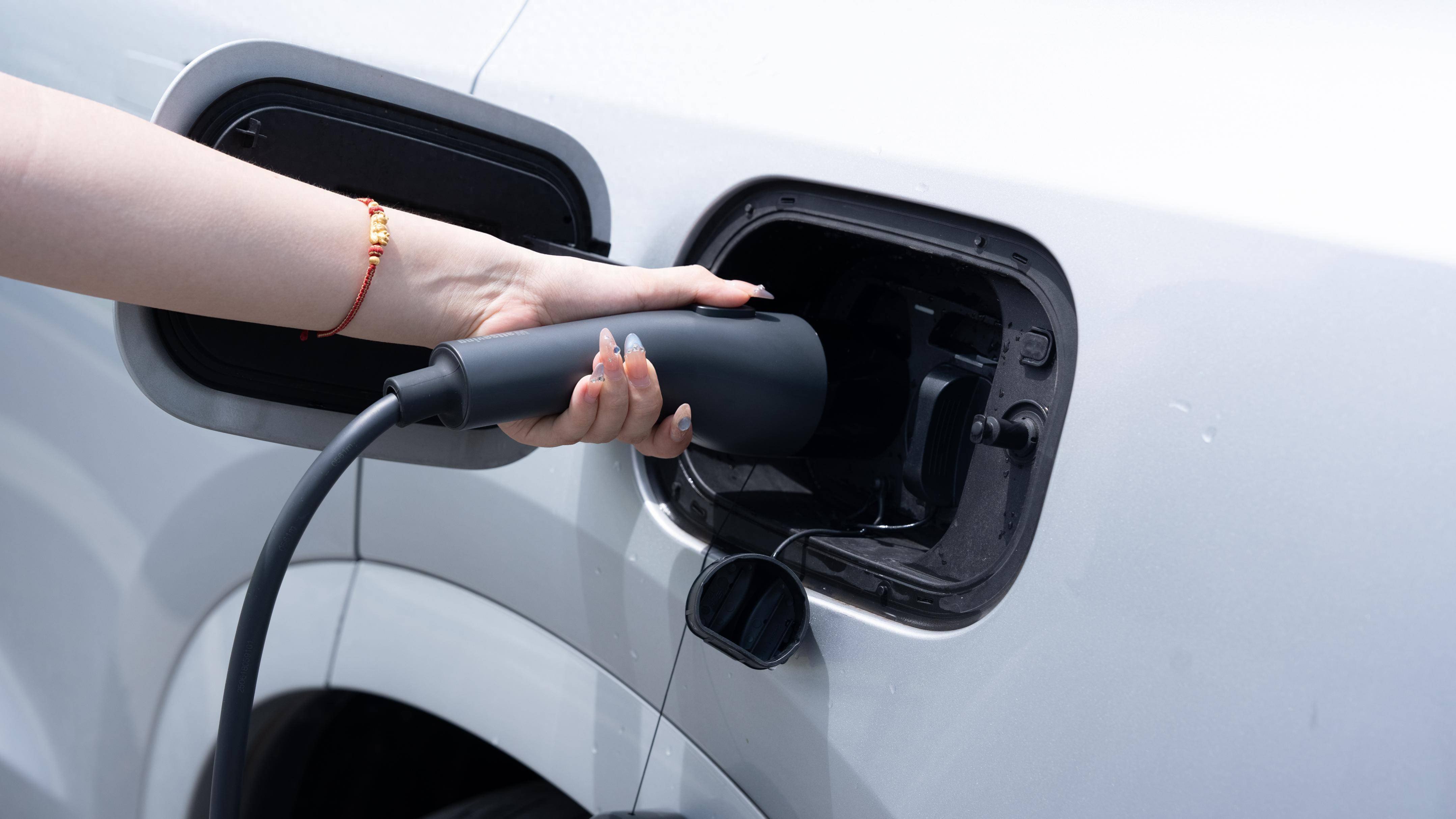 新能源车主必备配件！一枪三用重塑新能源车全场景用电体验。(图1)